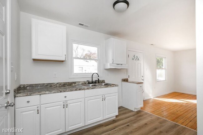 Building Photo - 3 br, 2 bath House - 10 S Burch St