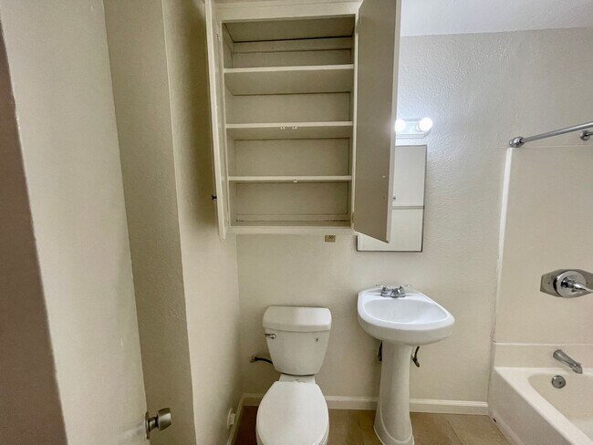 Foto del edificio - $500 OFF 1ST MONTHS RENT!!! 1 Bedroom 1 Ba...