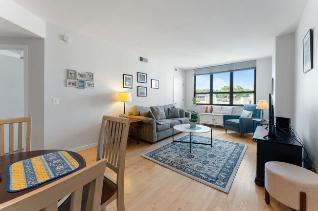 Building Photo - Stunning 1 BR/1 BA Condo in Forest Hills!