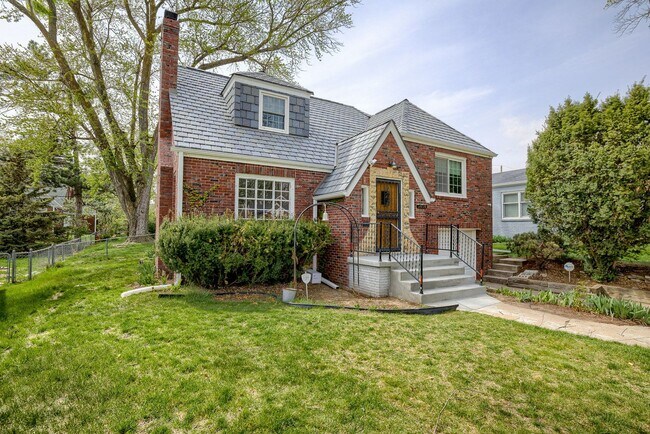Building Photo - Happy Hollow 3 Bedroom!!