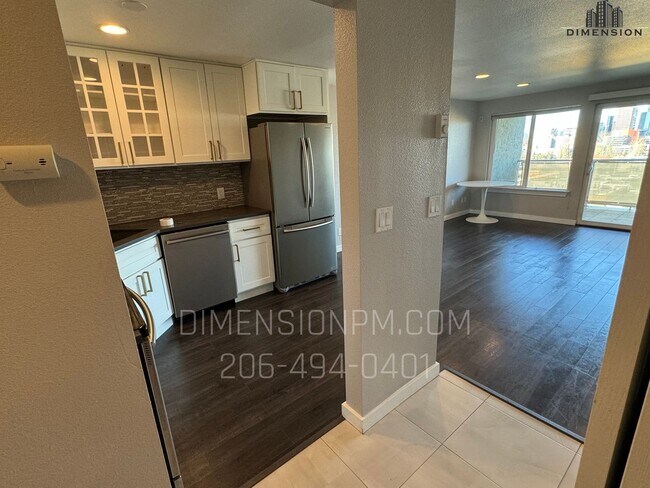 Building Photo - 1 Bedroom Condo with View in the heart of Bellvue!