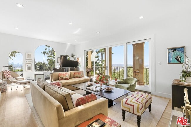 Foto del edificio - 6203 Temple Hill Dr