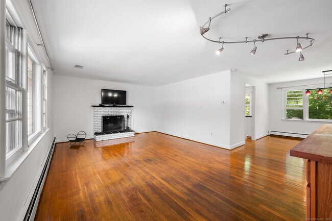 Foto del edificio - 31 Raven Wood Rd