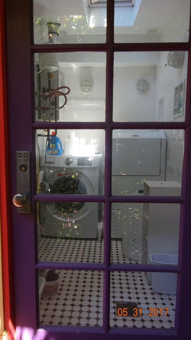 Studio separate laundry - 246 Bemis St