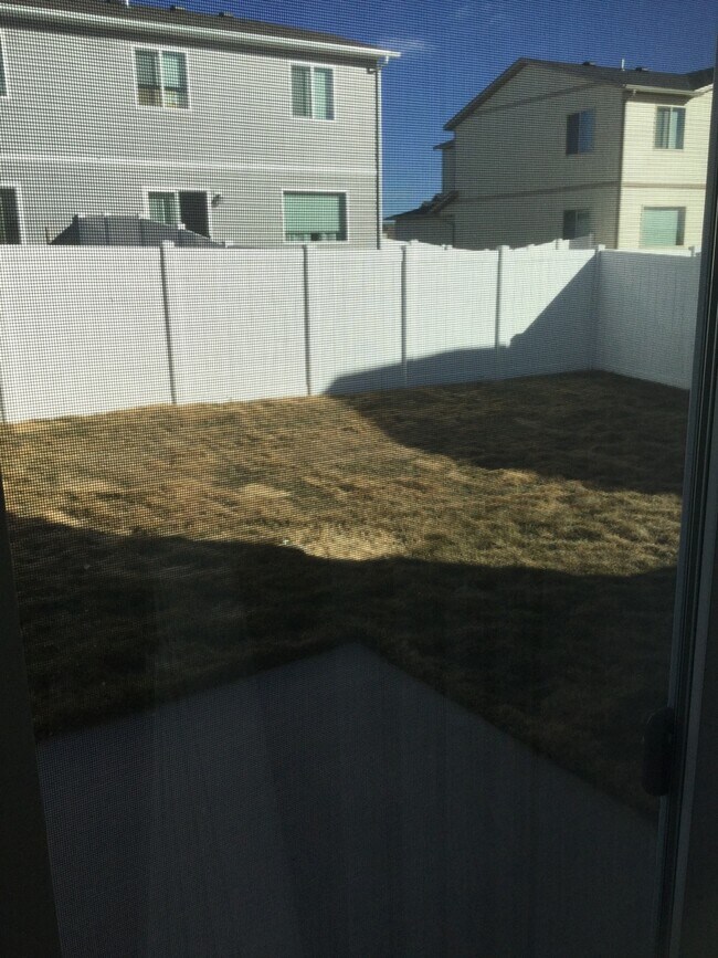 Building Photo - 3 BEDROOM, 2.5 BATHROOM SADDLE RIDGE TWIN ...
