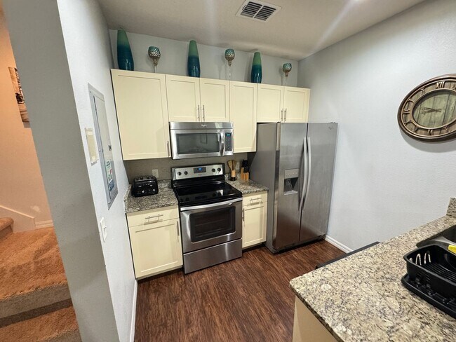 Foto del edificio - Exceptional Townhome in West Lucaya Village — Minutes from Walt Disney World