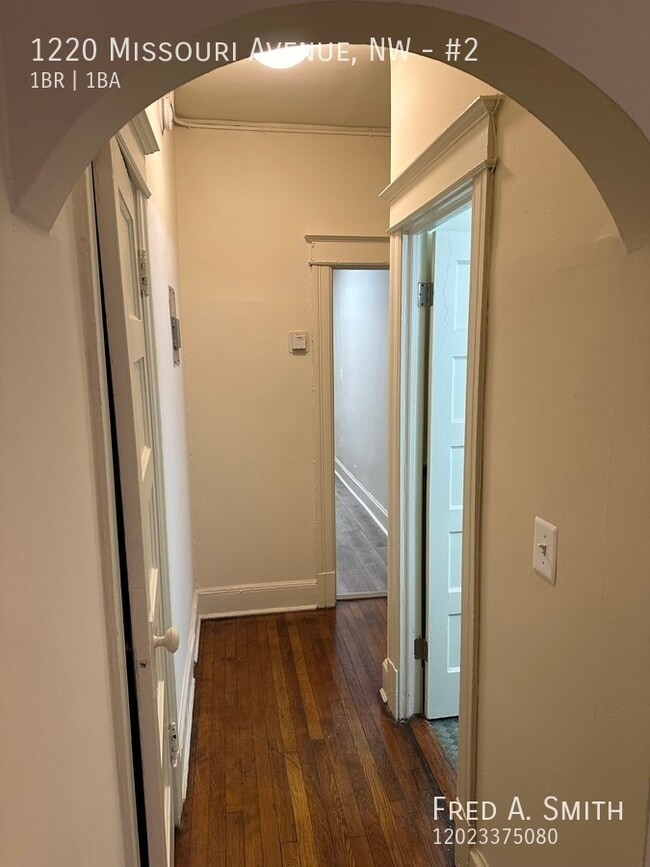 Building Photo - One Bedroom Apartment Plus Den Available Now!