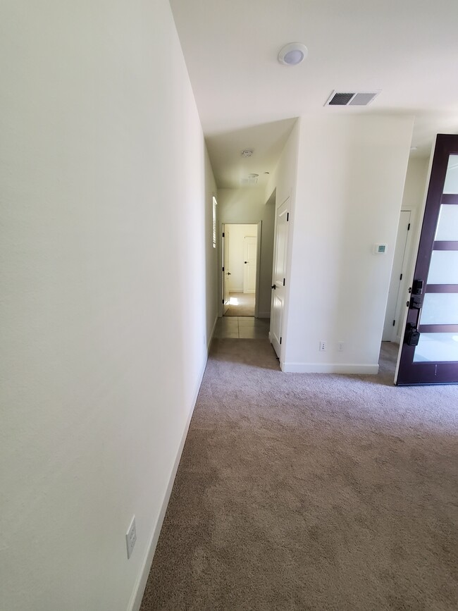 Building Photo - Oxbow Landing Loop Apartment