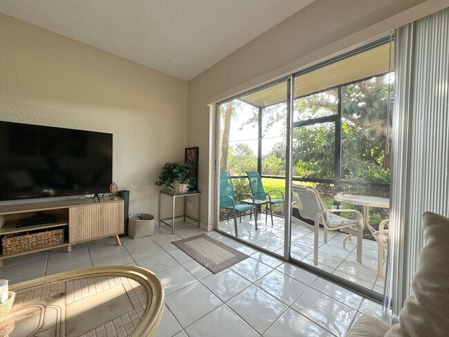 Foto del edificio - 5-Min Walk to FAU – Private Room in Furnished 2/2 Condo w/ Pool & Canal Views – $1550