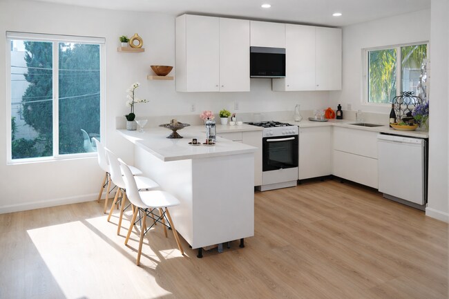 Cocina moderna con diseño abierto - 5860 Hazeltine Ave