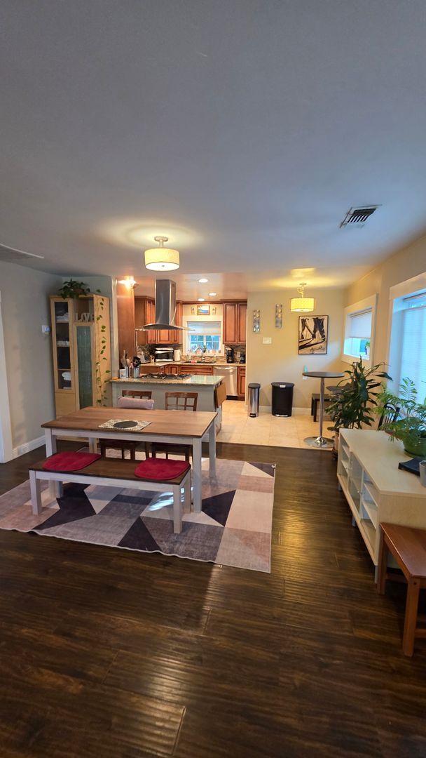 Foto del edificio - SHORT OR LONG TERM FURNISHED East Sac home...