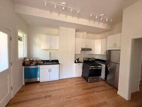 Building Photo - 1387 Oak St