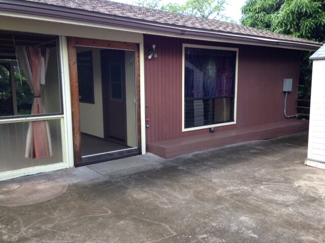 Entrance; now painted "nature green" - 75-312 Hoene St