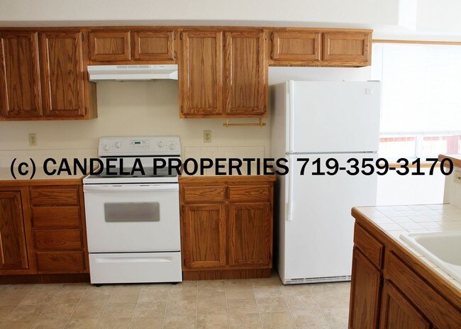 Building Photo - LARGE 4 BEDROOM HOME IN FOUNTAIN