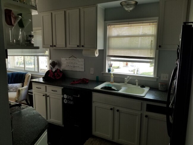 Foto del edificio - Aksarben/UNO 4 bed 2 bath with gas firepit 2 car