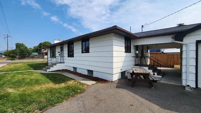 Foto del edificio - Beautiful Four Bedroom House with Dogs Considered *Move-in Bonus: First Month's Prorated Rent Free*