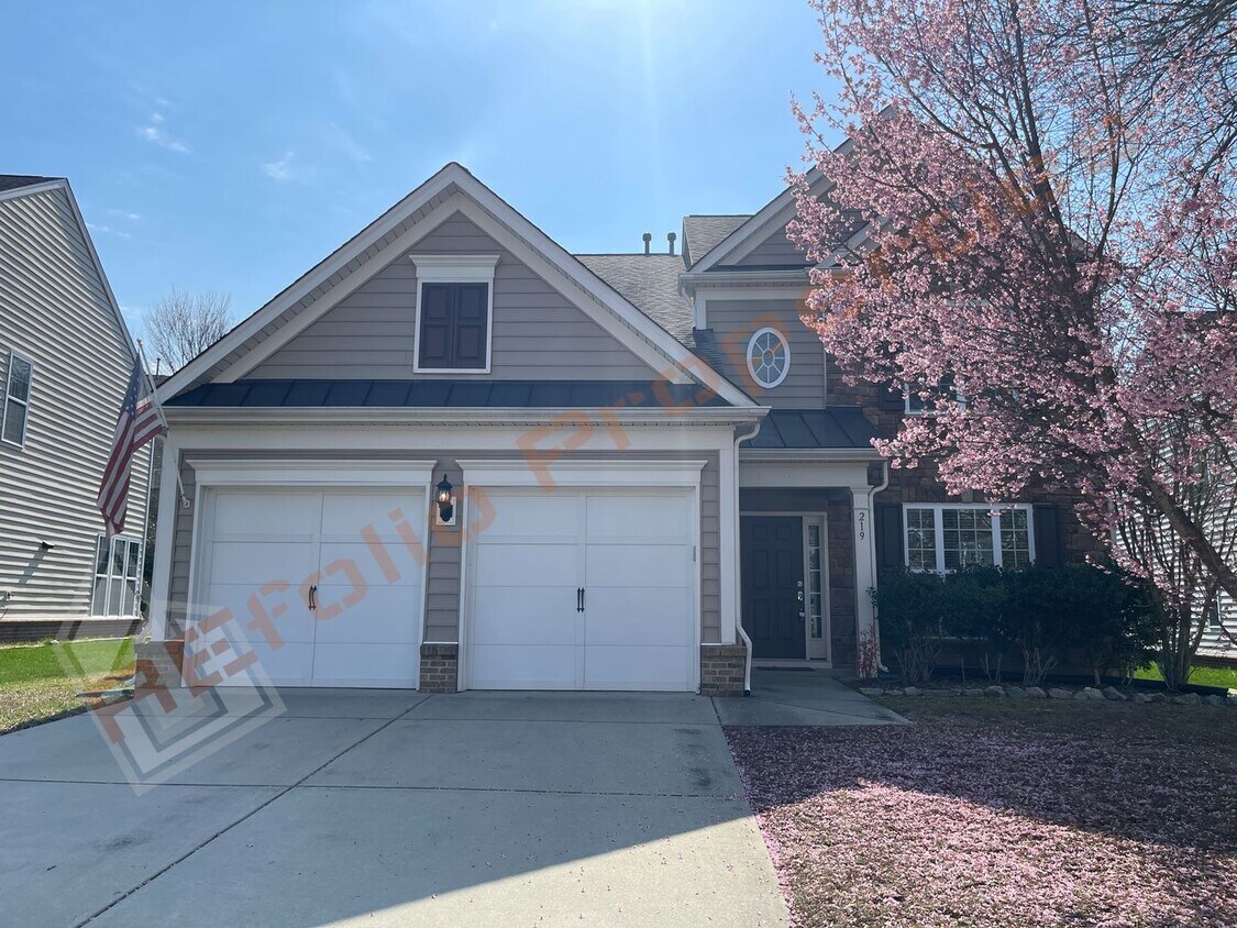 Primary Photo - Beautiful 4 Bedroom Home with 1st Floor Of...