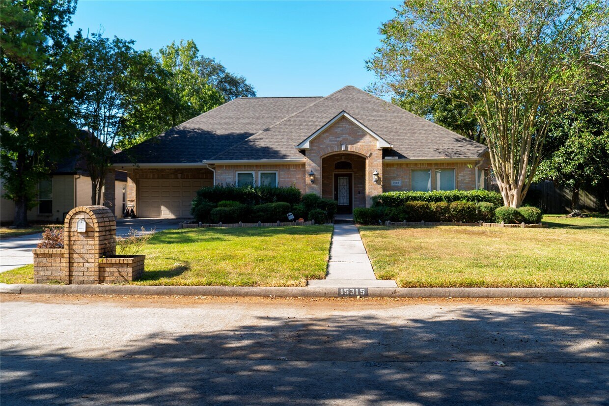 Foto principal - 15315 T C Jester Blvd