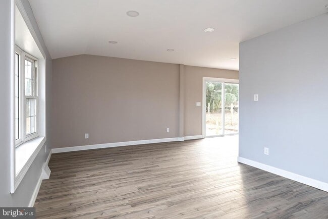 Foto del edificio - 130 Pulaski Ave