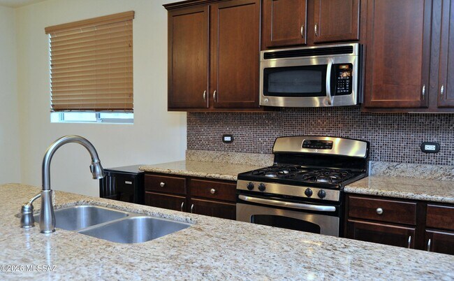 Foto del edificio - 12992 Westminster Dr