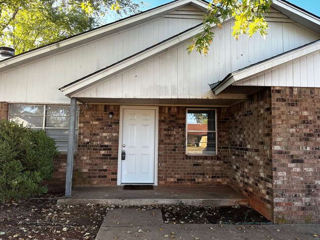 Foto del edificio - Renovated 4 Bed 2 bath in Southeast Oklaho...