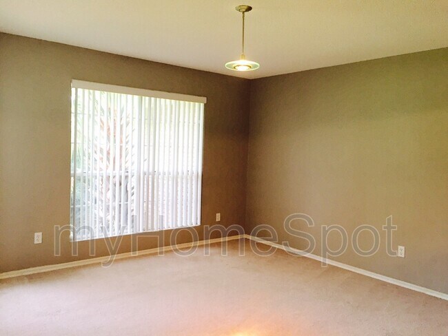 Foto del edificio - 6805 Cedar Lake Dr