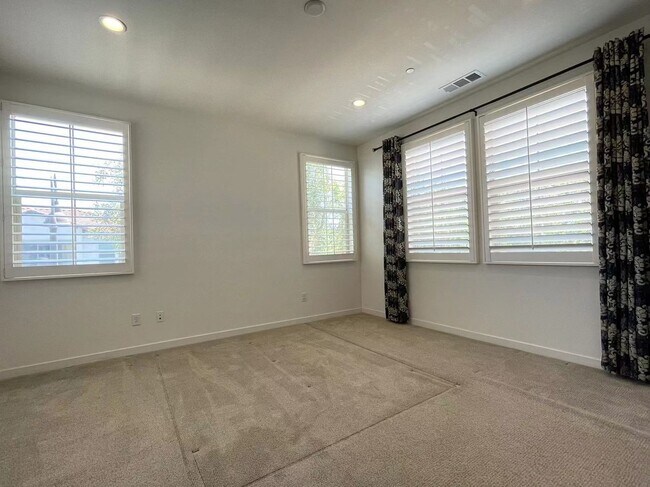 Building Photo - 3 Bedroom home for leasing in Lake Forest