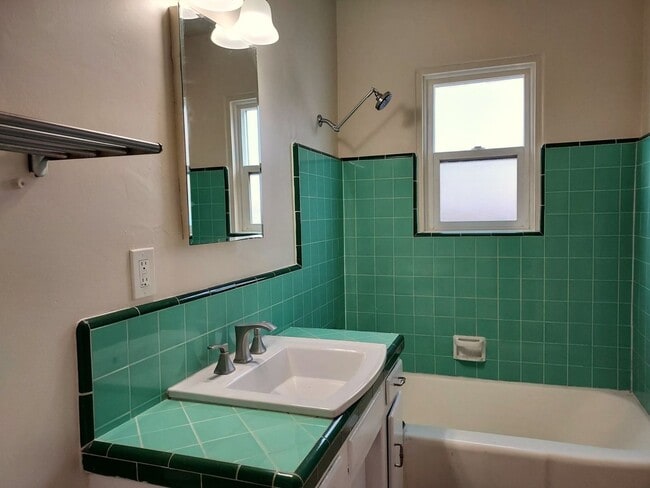 Building Photo - South Park Area 2 Bedroom Cottage w/Garage