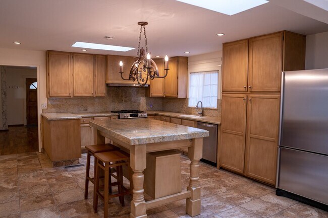Building Photo - Perfect Pacific Grove Home!