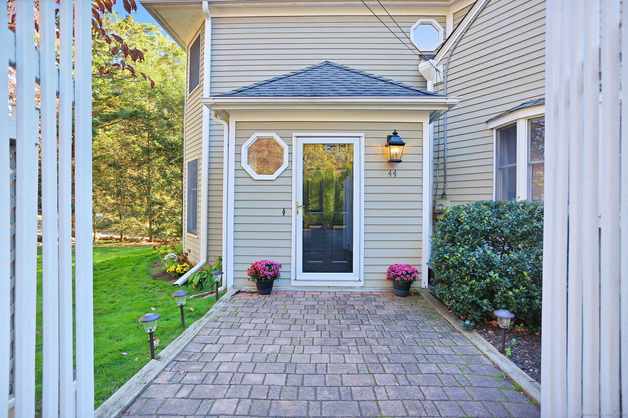 Primary Photo - 44 Hendrie Ave