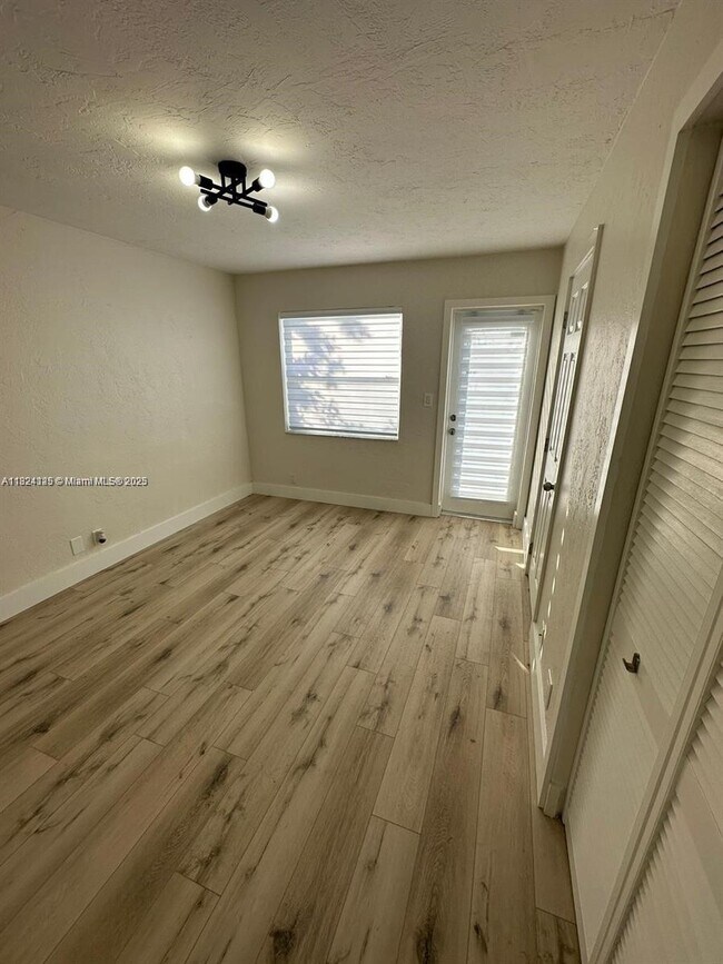 Foto del edificio - 758 NE 13th Ct