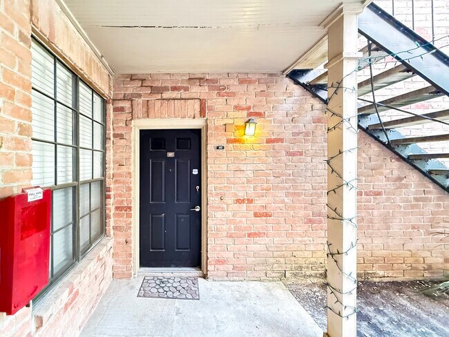 Building Photo - 2255 Braeswood Park Dr