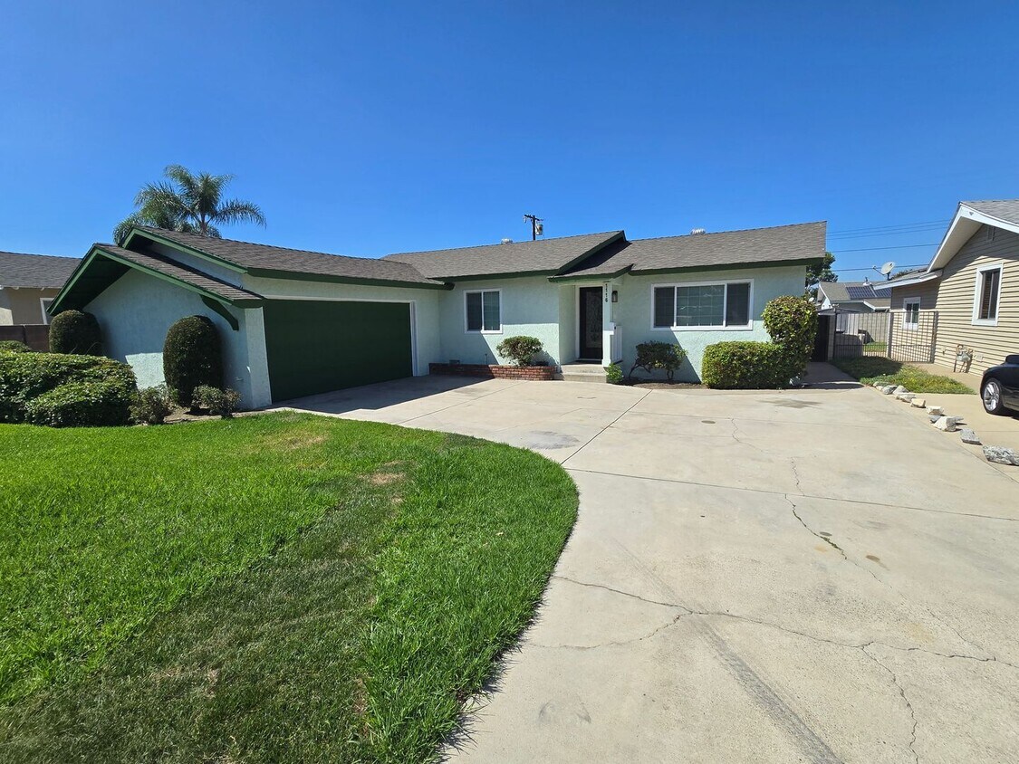 Foto principal - Spacious and Highly Upgraded 3 bedroom Hom...