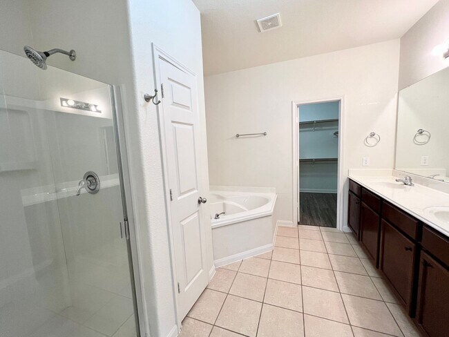 Building Photo - 4 bedroom home for rent!