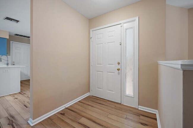 Building Photo - Remodeled townhouse just steps to the beach!