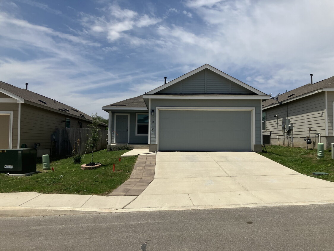 Foto principal - "Gorgeous 3-Bedroom Home with 2 Full Baths...