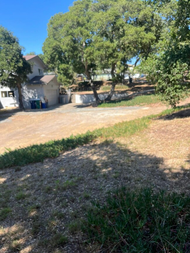 Building Photo - 15405 Oak Hills Dr