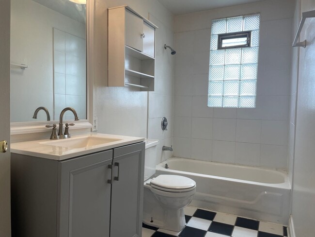 Interior Photo - 1210-12 Van Buren