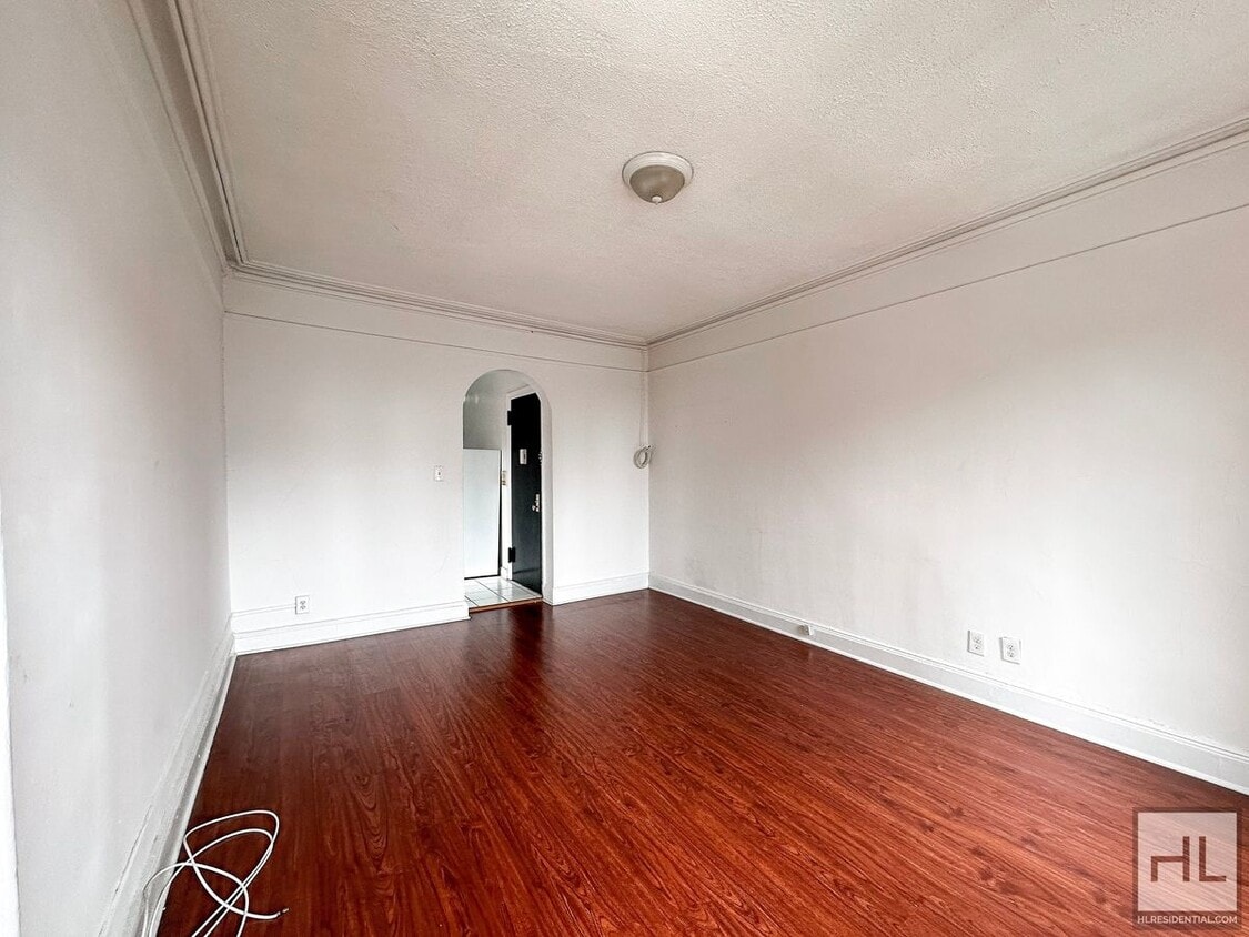 Building Photo - NO FEE One Bed on Upper East Side! Won't S...