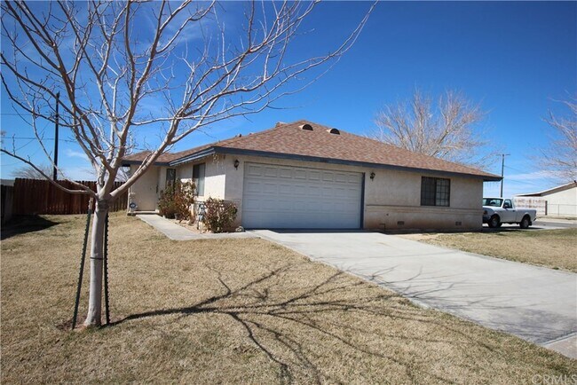 Building Photo - 16086 Green Hill Dr