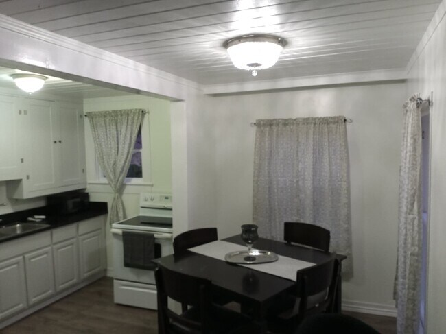 Comedor - 2427 W Southcross Blvd