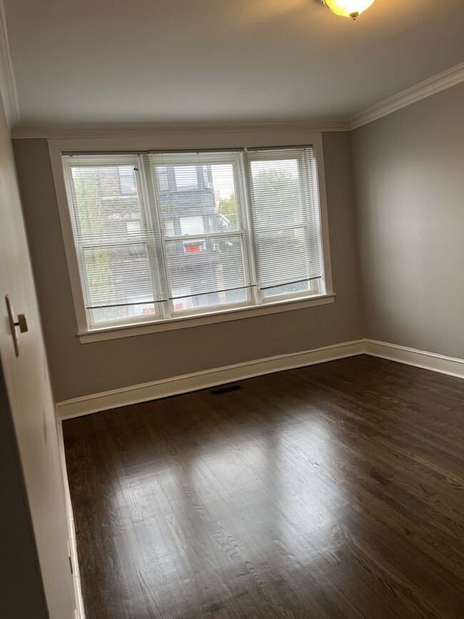 Building Photo - 2914 W Belmont Ave