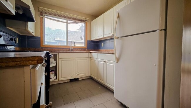 Building Photo - 3.0 bedroom in Calgary Alberta T2A 6P9