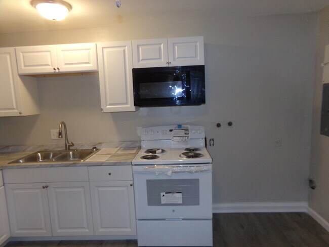 Building Photo - Completely Updated 2-bedroom 1-bath apartm...