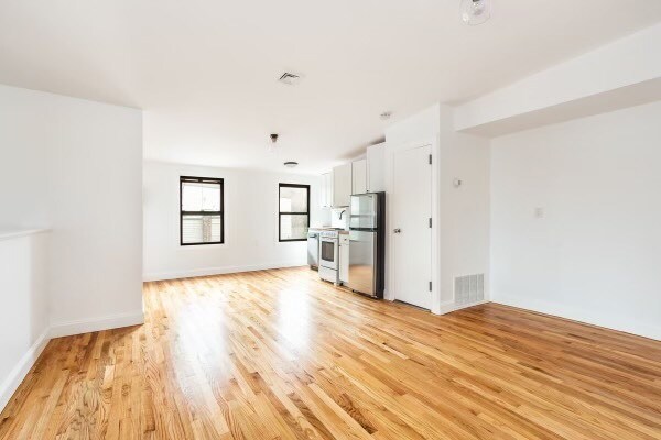 Primary Photo - 524 Lorimer St