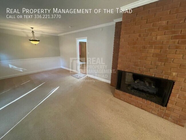 Foto del edificio - Lovingly Maintained 2bd/2ba updated Brick ...