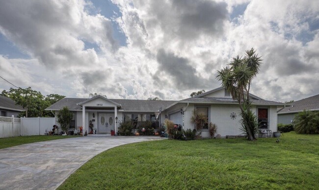 Building Photo - 1932 SE Fallon Dr
