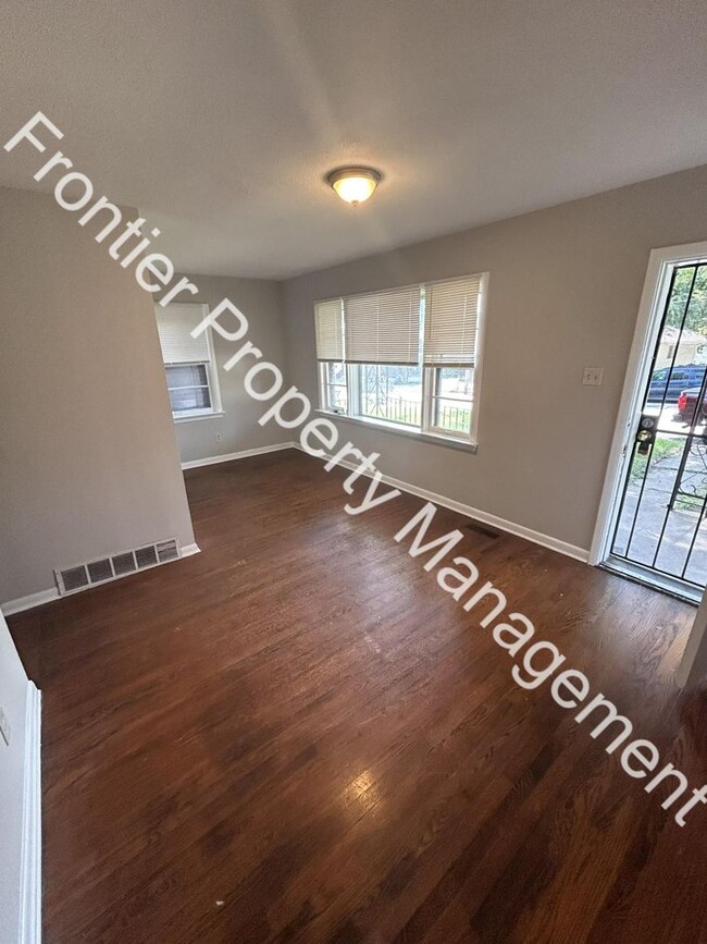 Building Photo - *Move-in Special! $100 Off 1st Months' Ren...