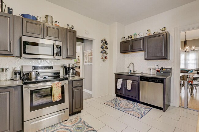 Kitchen - 1518 E Irving Pl