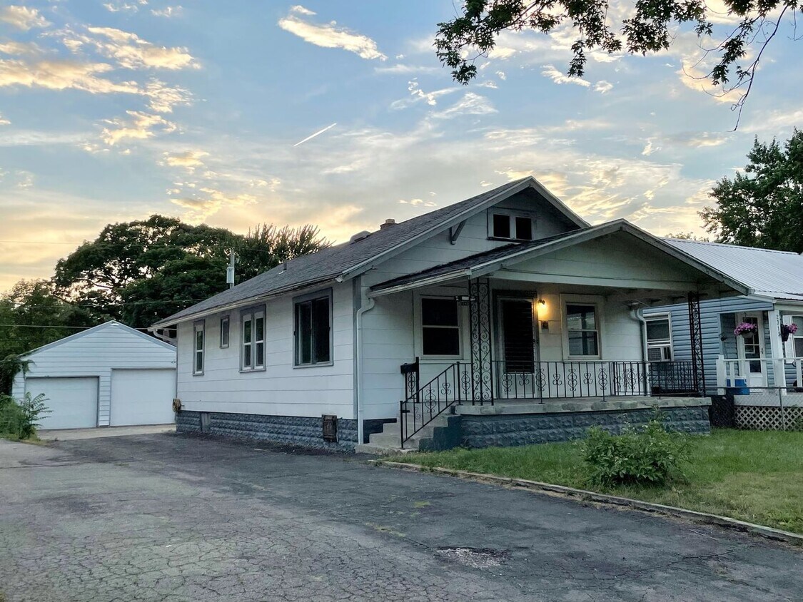Foto principal - 2 Bed 2 Bath House with 2 Car Garage